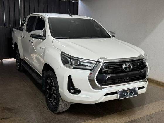 TOYOTA HILUX 2.8 D-4D TURBO DIESEL CD SRX 4X4 AUTOMÁTICO